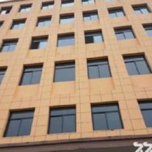 出租所前1−5层10000方厂房，报价200万/