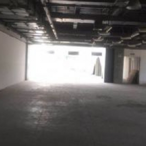 一楼仓库出租，宿舍食堂超市配套全，交通方便车位充足