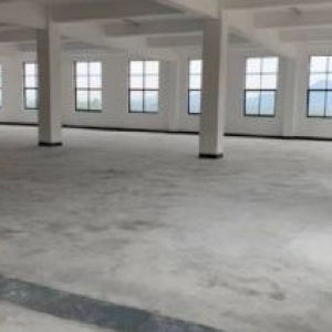 出租临安锦南工业区2楼3500方，车辆通行方便，楼上层高8米