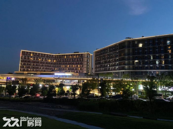 出租锦南工业区1−3层8500方一楼层高8米可加行车一楼18块2楼16，3楼15